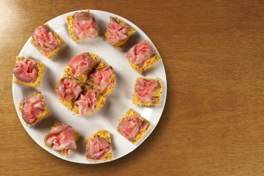 Bruschettas jambon füme et, kurutulmuş domates