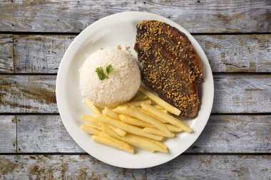 Pirinç patates ve et ile