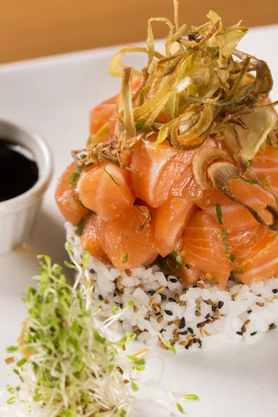 Closed up of a plate of salad with slices raw salmon — Stock Photo, Image