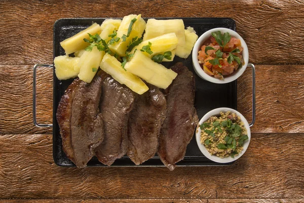 Picanha gedeelte en maniok frietjes — Stockfoto