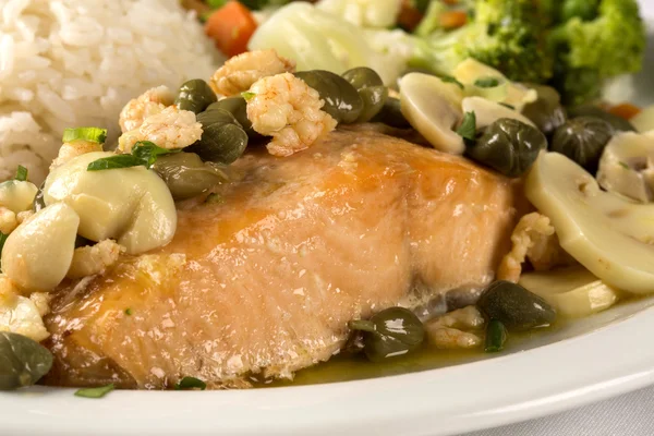 Bistecca di salmone alla griglia e verdure — Foto Stock