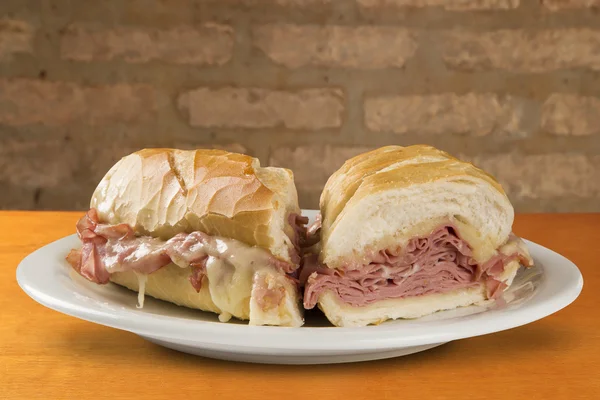 Sandwich Mortadella, saucisse italienne — Photo