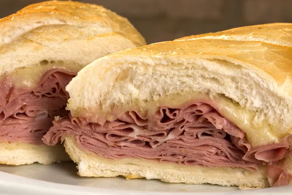 Sandwich Mortadella, saucisse italienne — Photo