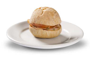 Brezilyalı aperatif pao de queijo (peynir ekmek) beyaz plaka ile