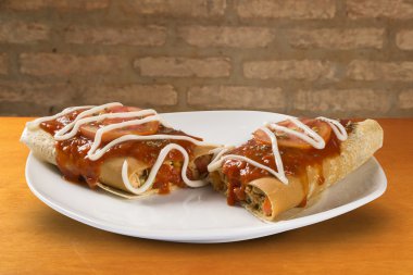 Krep doldurulmuş tavuk göğsü ve peynir. Sığ derinlik-in-bes