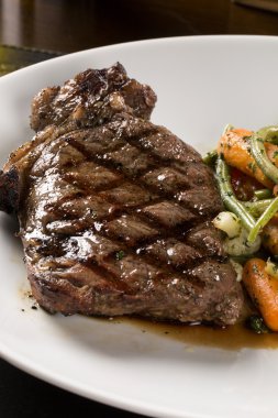 ızgara biftek ve sebze