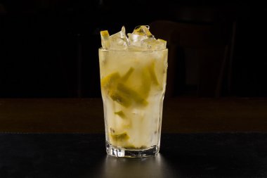 Meyve ile içki çekim