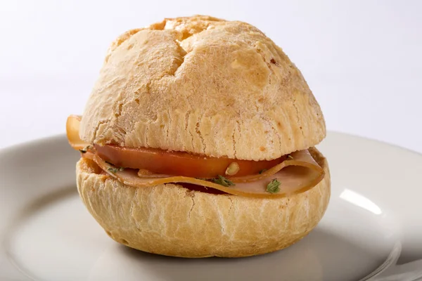 Collation brésilienne pao de queijo (pain au fromage) sur assiette blanche avec — Photo