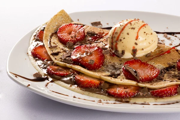 Crepes com morangos e chocolate — Fotografia de Stock