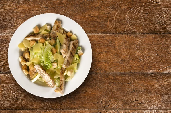 Salată de cezar cu crutoane și pui la grătar pe masă de lemn — Fotografie, imagine de stoc