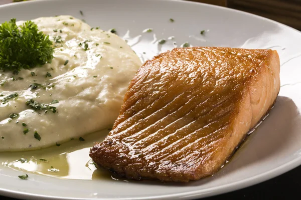 Bife de salmão com arroz risoto — Fotografia de Stock