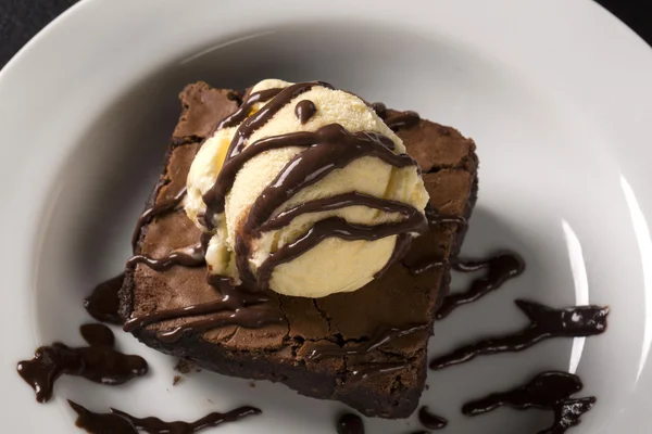 Brownie de chocolate con helado de vainilla. —  Fotos de Stock