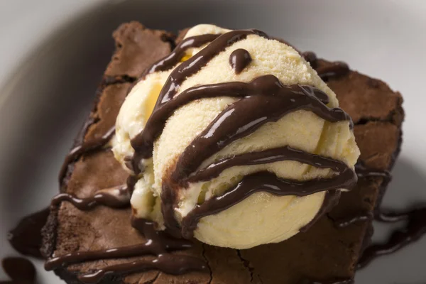 Brownie de chocolate com sorvete de baunilha. — Fotografia de Stock