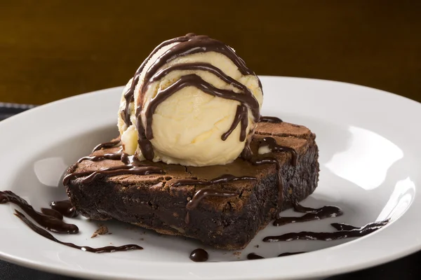 Čokoládové brownie s vanilkovou zmrzlinou. — Stock fotografie