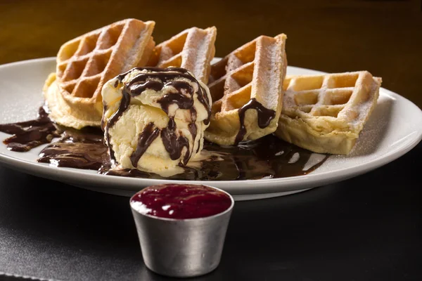 Waffles com sorvete — Fotografia de Stock