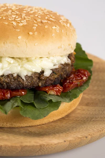 Hambúrguer saboroso e apetitoso cheeseburger — Fotografia de Stock