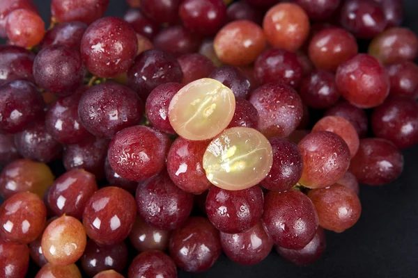 Красный виноград с капельками воды, задний план крупным планом — стоковое фото