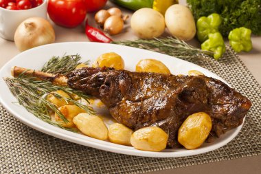 Fırında kuzu budu
