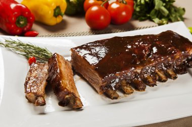 Beyaz yemek lezzetli kızarmış domuz kaburga kazandı