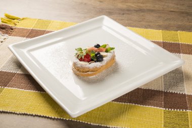 plaka üzerinde kırmızı meyve ile taze kızarmış kabak churros