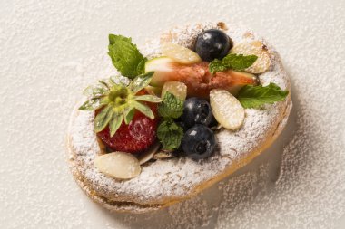 plaka üzerinde kırmızı meyve ile taze kızarmış kabak churros