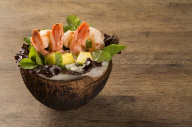 karides salatası ve Hindistan cevizi mango ile