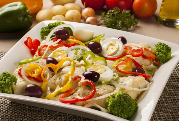 Bacalhau - filé de peixe em molho e verduras — Fotografia de Stock