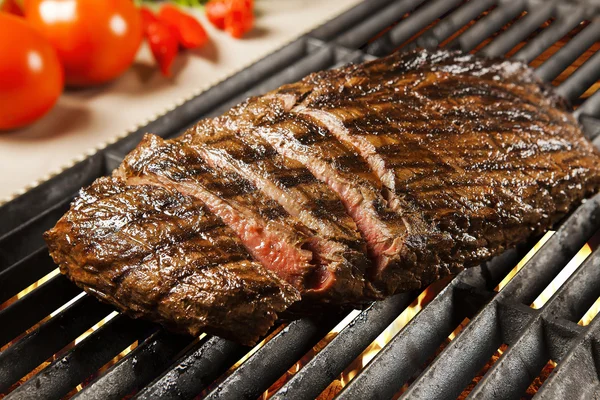 Deliciosa carne a la parrilla sobre los carbones en una barbacoa — Foto de Stock