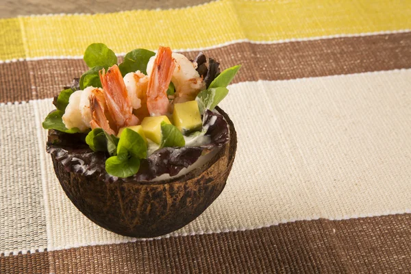 샐러드와 망고 코코넛 새우 — 스톡 사진