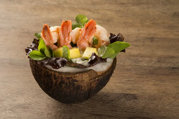 Crevettes avec salade et mangue dans la noix de coco — Photo