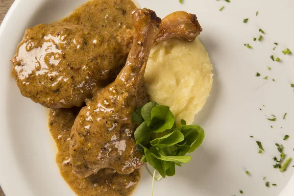 Жареная утка с картофельным пюре на тарелке — стоковое фото