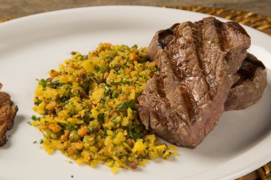 Kırıntıları ve pastırma ile plaka üzerinde ızgara fileto mignon