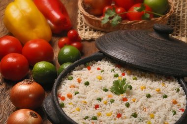 Bir ahşap beyaz tabakta sebze ile iştah açıcı sağlıklı pirinç