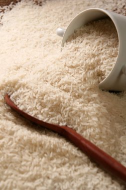 Tahta kaşıkta pişmemiş beyaz pirinç.