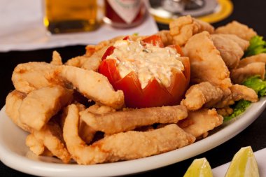 Kızarmış balık ve sos.