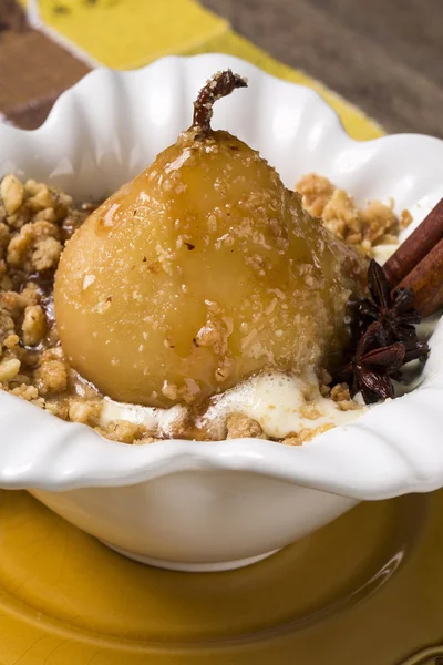 Pêra com molho de caramelo. Sobremesa francesa — Fotografia de Stock