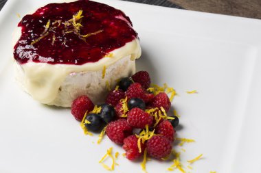 Peynirli kek çilek ve ref meyve ile