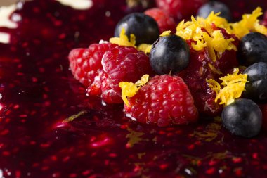 Peynirli kek çilek ve ref meyve ile