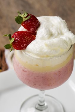 Berry güler yüzlü veya bir karışımı yapılmış uzun bir bardak muzlu süt