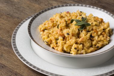 Risotto somon, yemek yemek