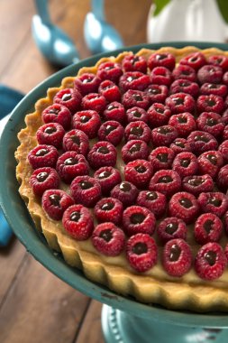 Lezzetli bir ahududu pasta çikolata ile yeşil bir tabakta