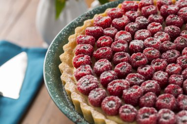 Lezzetli bir ahududu pasta çikolata ile yeşil bir tabakta