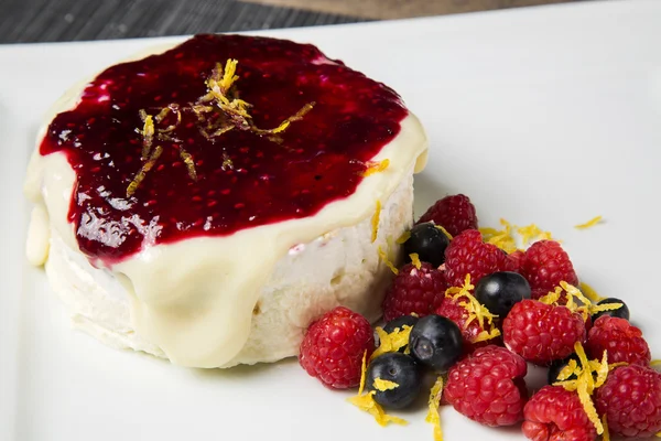 Käsekuchen mit Beeren und Früchten — Stockfoto