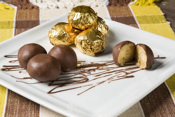 Dulces de chocolate naturales caseros sobre fondo blanco — Foto de Stock