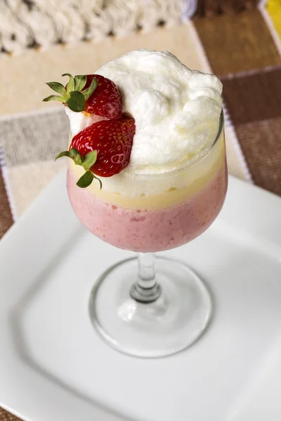 Berry smoothie ή milkshake σε ένα ψηλό ποτήρι που γίνονται από ένα μίγμα — Φωτογραφία Αρχείου