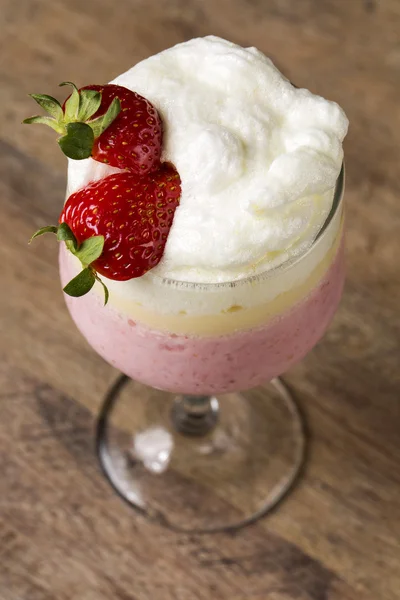 Berry smoothie ή milkshake σε ένα ψηλό ποτήρι που γίνονται από ένα μίγμα — Φωτογραφία Αρχείου