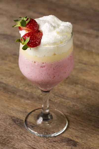 Berry güler yüzlü veya bir karışımı yapılmış uzun bir bardak muzlu süt — Stok fotoğraf