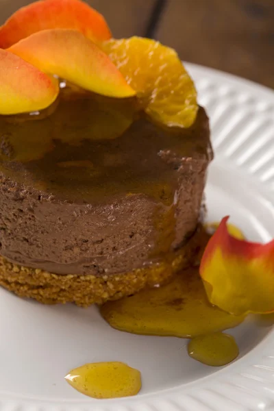 Um prato de Mousse de Chocolate com xarope de tangerina sobre a mesa . — Fotografia de Stock