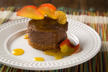 Bir fincan çikolatalı Mus masanın üzerine mandalina şurubu ile.