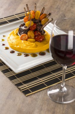 Rack Kuzu çanak püresi manyok ve bir bardak şarap o